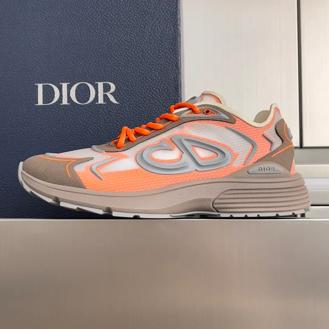 [DIOR] P: 560💰 Men's 39-44 (customized at 45.46) Dior Dior B30 series Countdown technology sneakers casual dad shoes This B30 Countdown technology sneaker is a new product in the 2026 spring men's wear series. The sports silhouette combines high-end logos and technological performance, making it unique. Lightweight and comfortable, it's inspired by modern running and crafted from materials like white and gray N30 nylon, a breathable technical fabric with multiple layers of translucence. Decorated with navy blue injection molded rubber panels and a graphic reinterpretation of the CD30 logo to enhance the style. Rubber Dior B30 and CD30 logos on the tongue and backside. The textured-effect sole is made from elastic rubber and foam and features classic details for ideal comfort. Can be matched with sportswear and casual outfits to create a sophisticated look. Exquisite packaging at the delivery counter 🛍📦 ▪️Fabric: original customized technical fabric + mesh ▪️Inner lining: customized breathable lining ▪️Outsole: original molded IP foam + TPU outsole ▪️Insole thickness: 3.5CM
